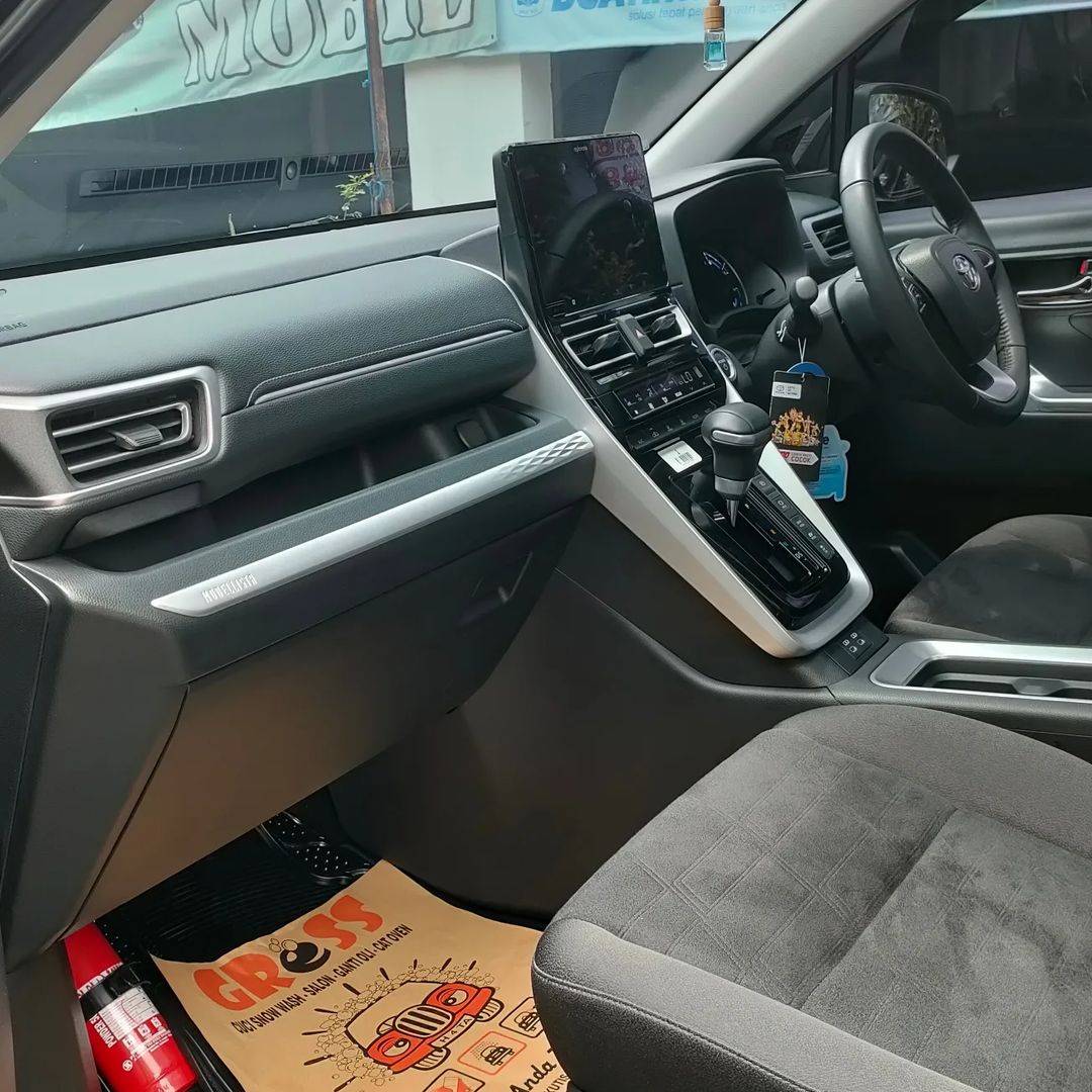 2022 Toyota Kijang Innova Zenix Hybrid EV 2022 Toyota Kijang Innova Zenix Hybrid EV