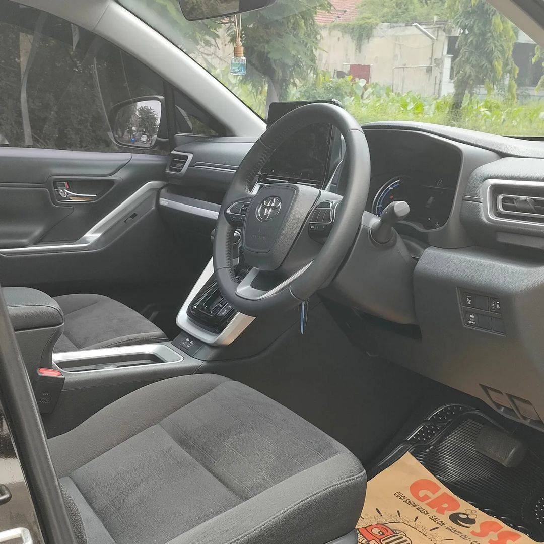 2022 Toyota Kijang Innova Zenix Hybrid EV 2022 Toyota Kijang Innova Zenix Hybrid EV