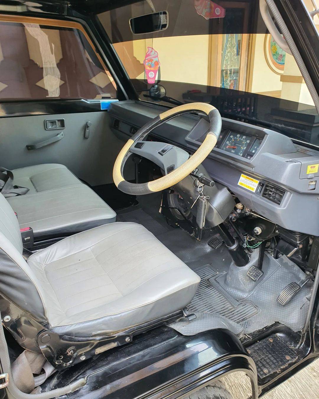 2015 Mitsubishi L300 2015 Mitsubishi L300