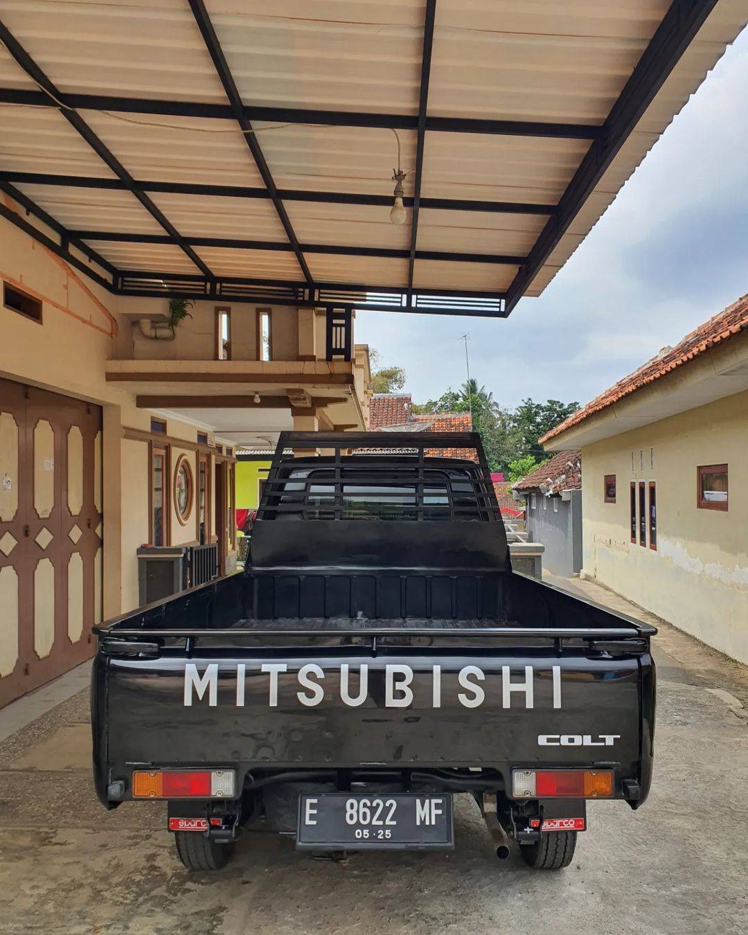 2015 Mitsubishi L300 2015 Mitsubishi L300