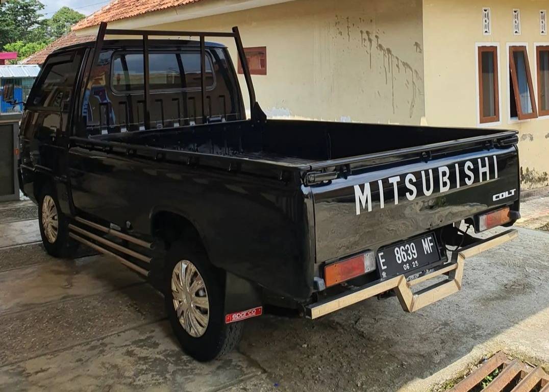 2015 Mitsubishi L300 2015 Mitsubishi L300