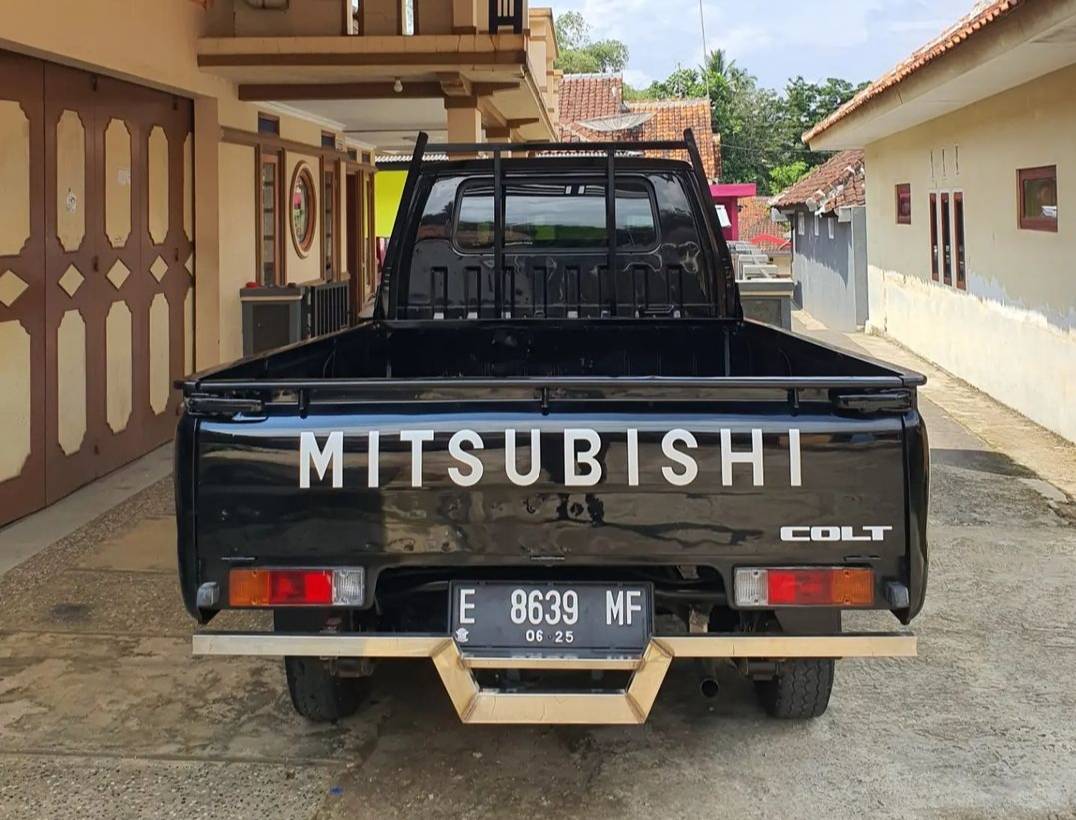 2015 Mitsubishi L300 2015 Mitsubishi L300