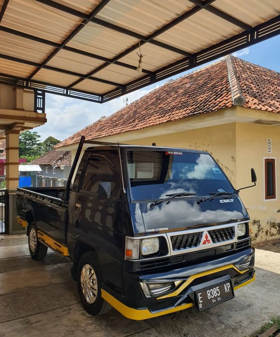 2014 Mitsubishi L300 2014 Mitsubishi L300