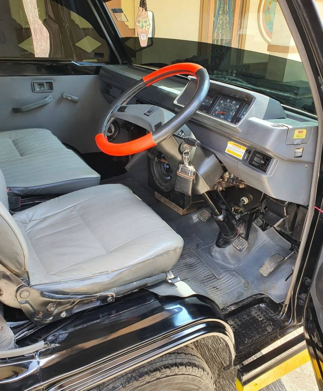 2014 Mitsubishi L300 2014 Mitsubishi L300