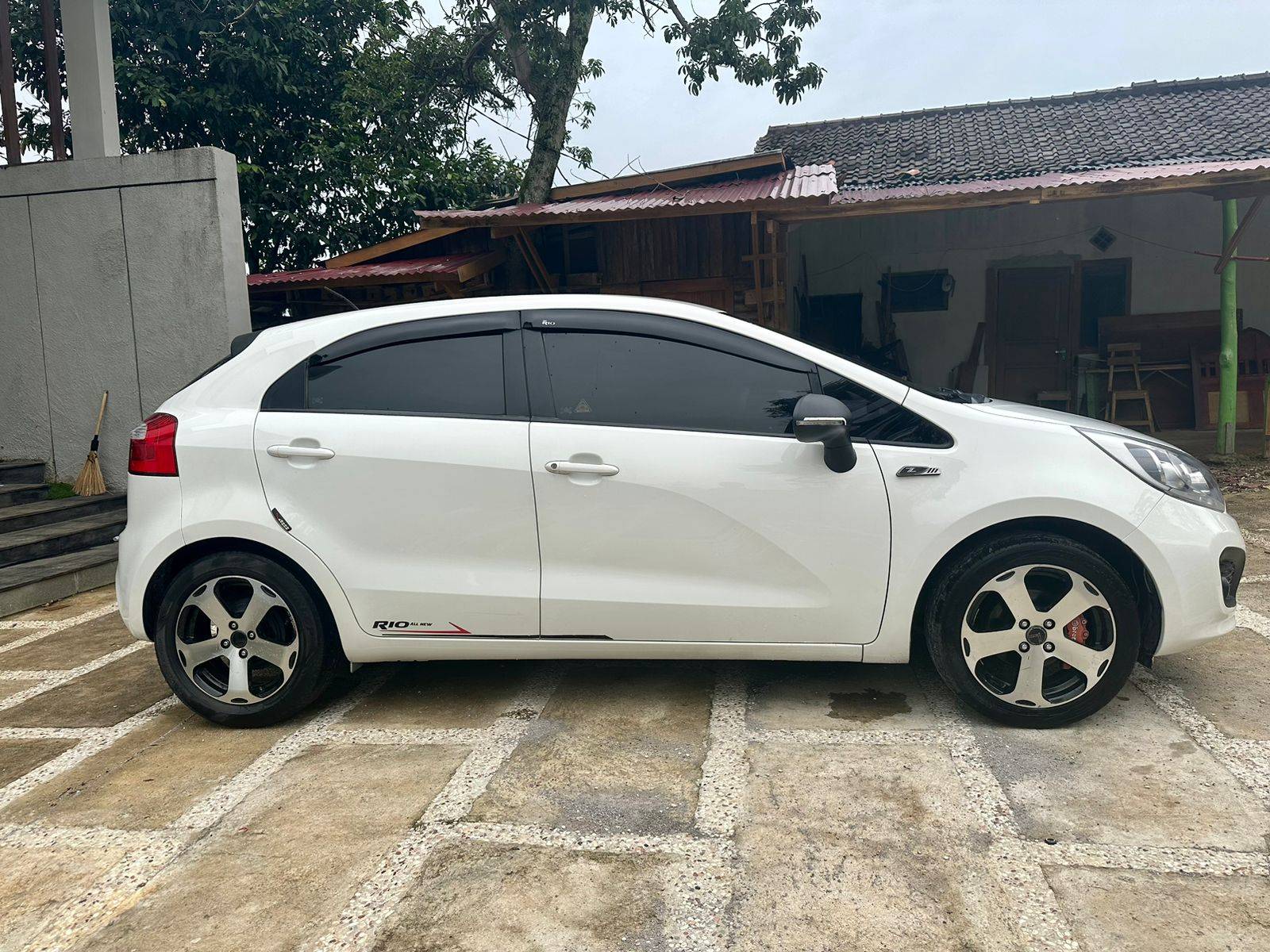 2013 Kia Rio  1.4 M Bensin MT 2013 Kia Rio  1.4 M Bensin MT