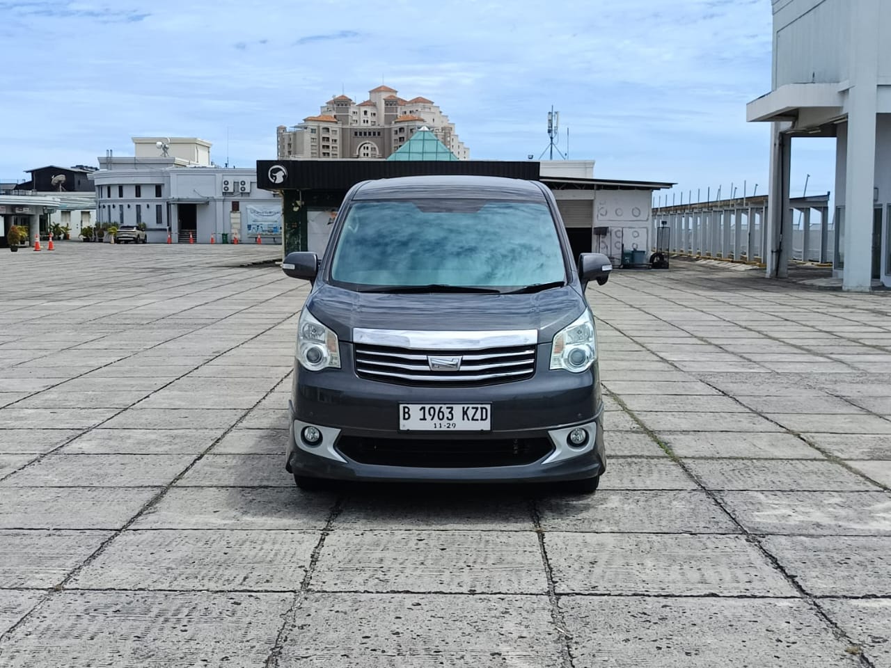 Second Hand 2013 Toyota NAV1 2.0L V AT Second Hand 2013 Toyota NAV1 2.0L V AT