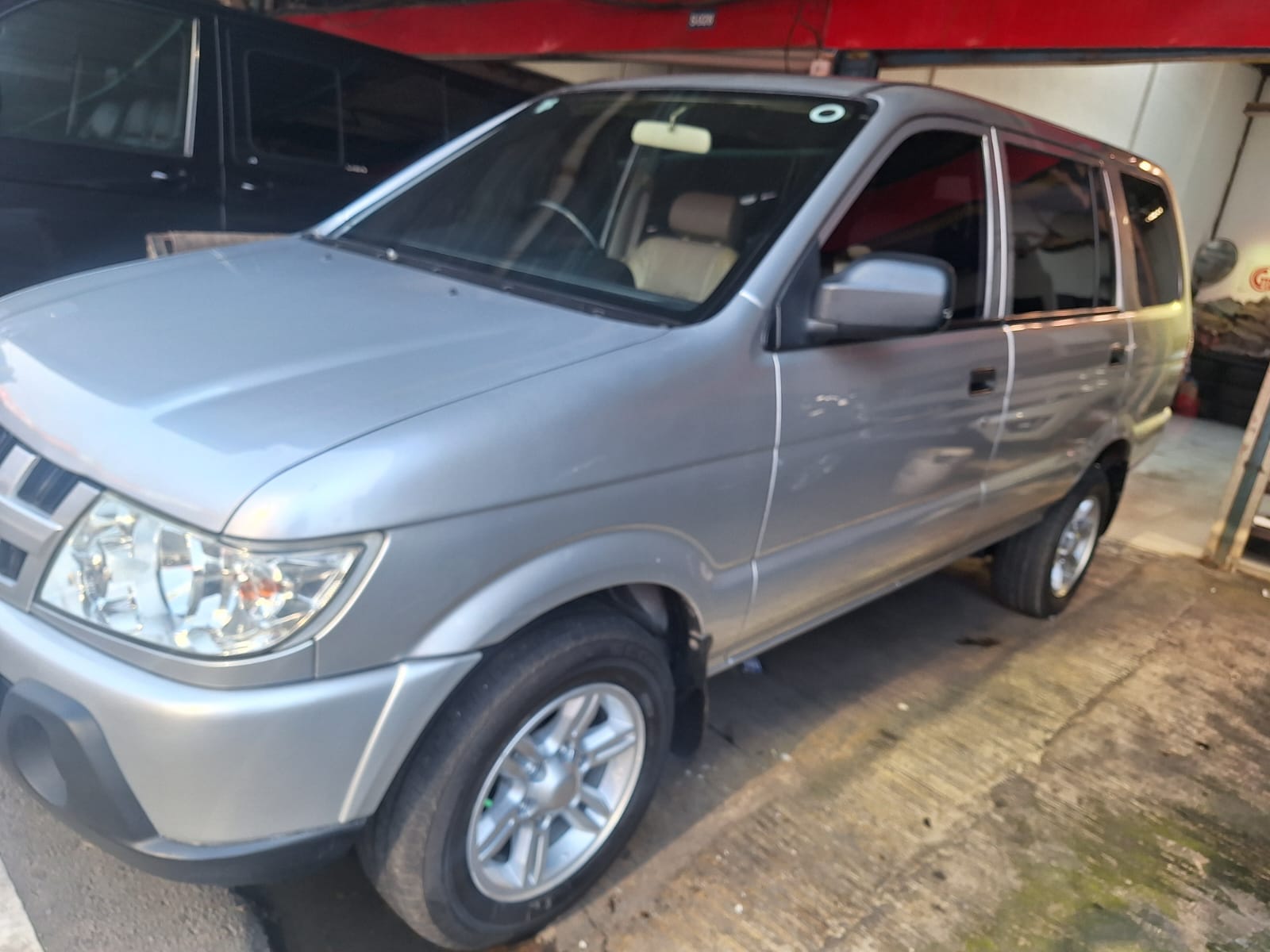 2017 Isuzu Panther LM 2.5L MT 2017 Isuzu Panther LM 2.5L MT