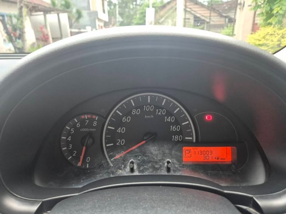 2011 Nissan March  1.2 AT 2011 Nissan March  1.2 AT