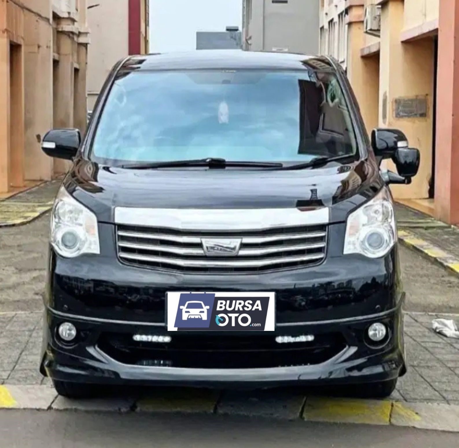 Second Hand 2013 Toyota NAV1 Second Hand 2013 Toyota NAV1