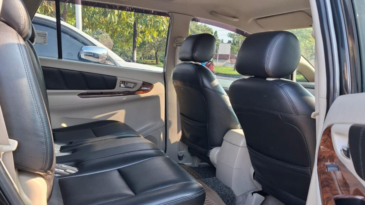 2012 Toyota Kijang Innova 2.5 G MT DIESEL LUX 2012 Toyota Kijang Innova 2.5 G MT DIESEL LUX