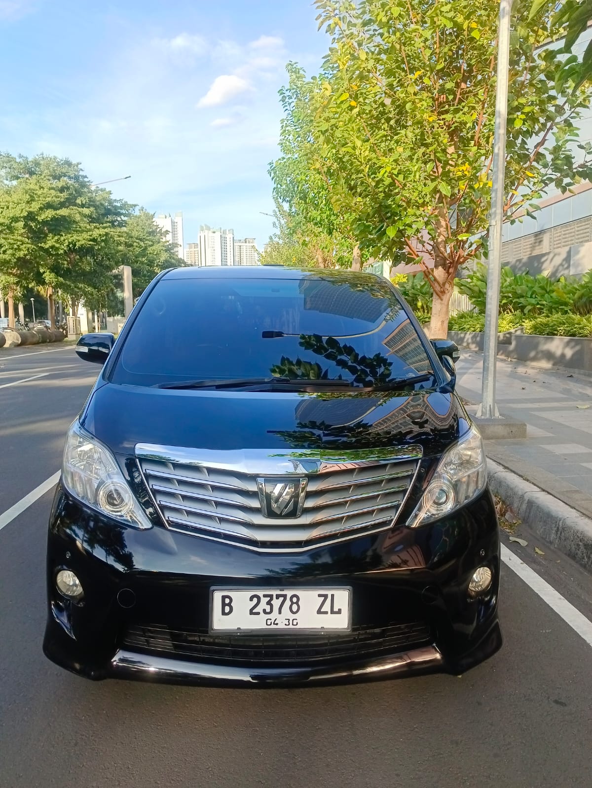 Second Hand 2010 Toyota Alphard  2.4L S AT Second Hand 2010 Toyota Alphard  2.4L S AT