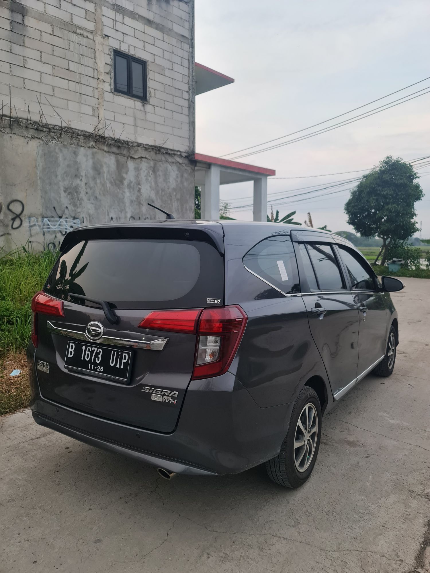 2016 Daihatsu Sigra 1.2 R DLX AT 2016 Daihatsu Sigra 1.2 R DLX AT