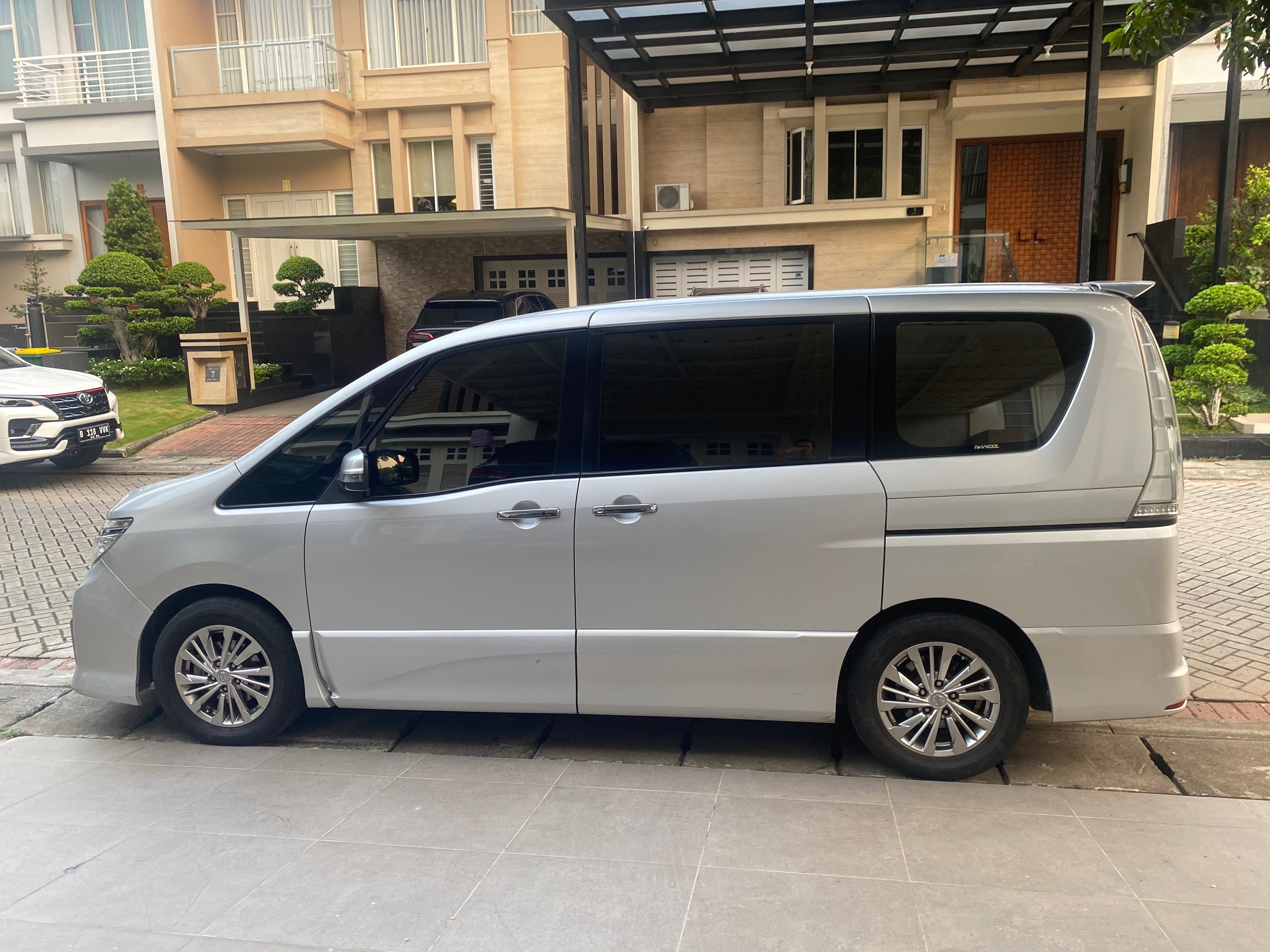 2015 Nissan Serena  2.0L Highway Star AT 2015 Nissan Serena  2.0L Highway Star AT