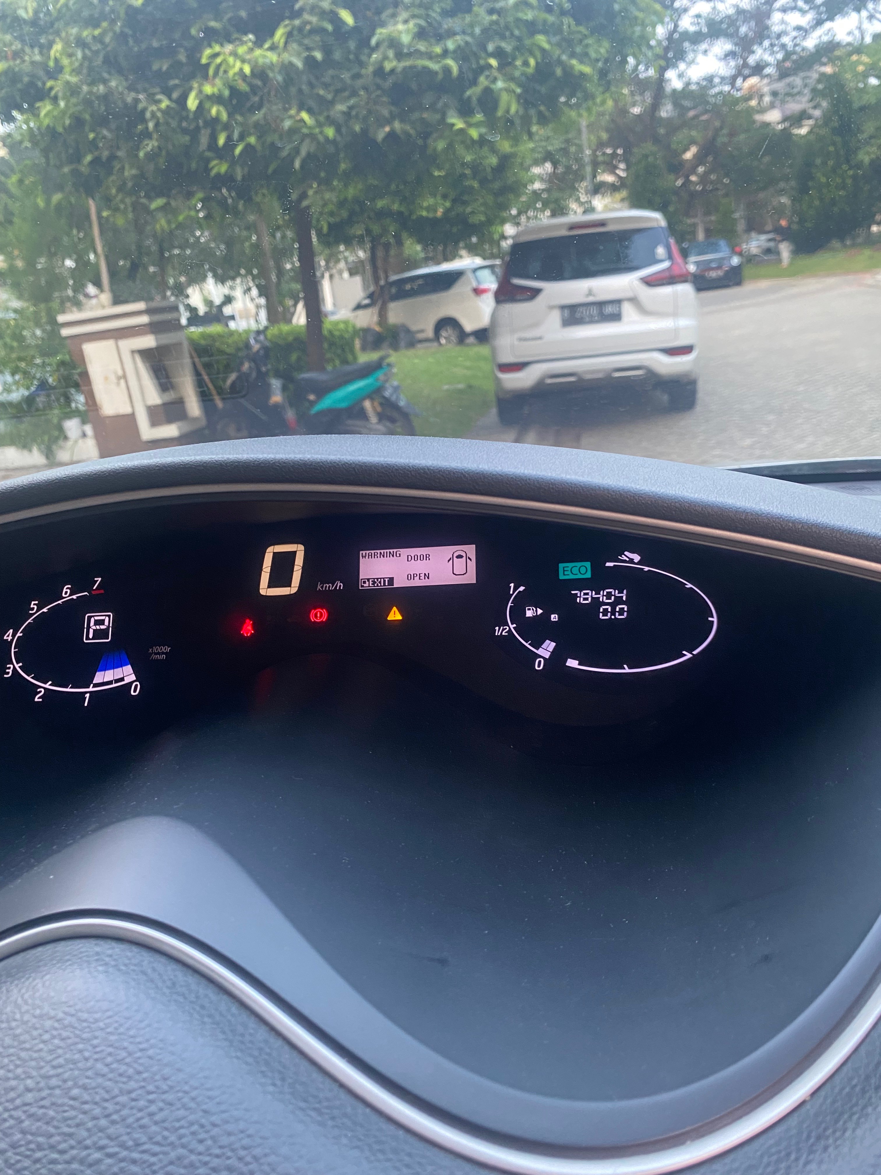 2015 Nissan Serena  2.0L Highway Star AT 2015 Nissan Serena  2.0L Highway Star AT