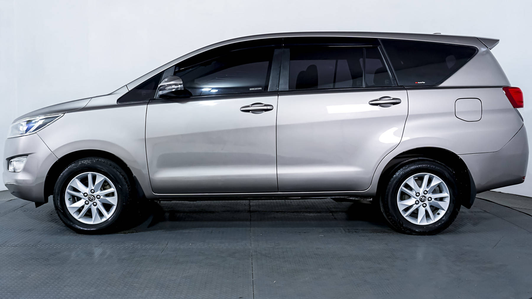 2017 Toyota Innova DIESEL G 2.4 MT DIESEL G 2.4 MT tua