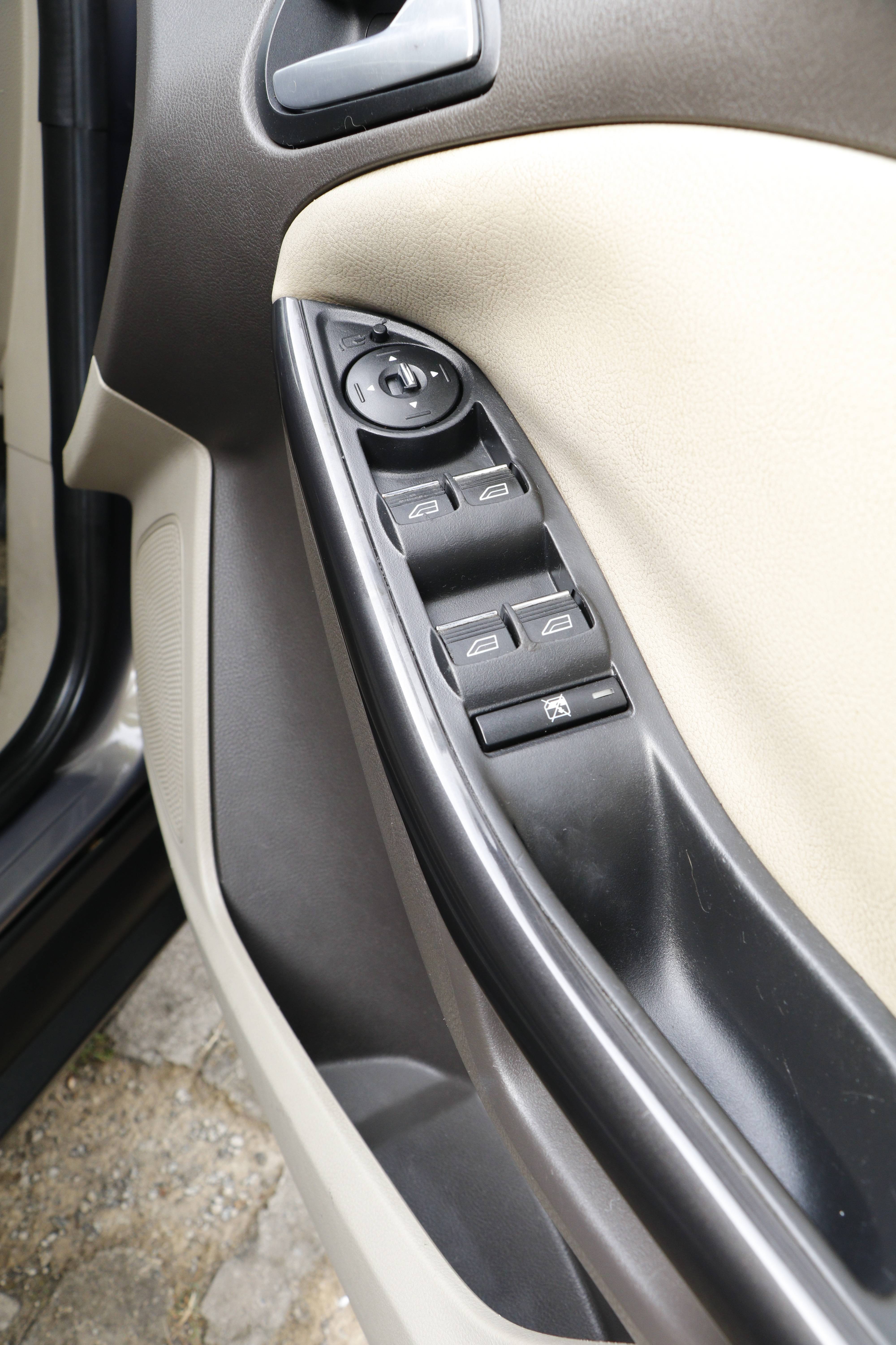 2012 Ford Focus Sedan Titanium 2.0L AT 2012 Ford Focus Sedan Titanium 2.0L AT