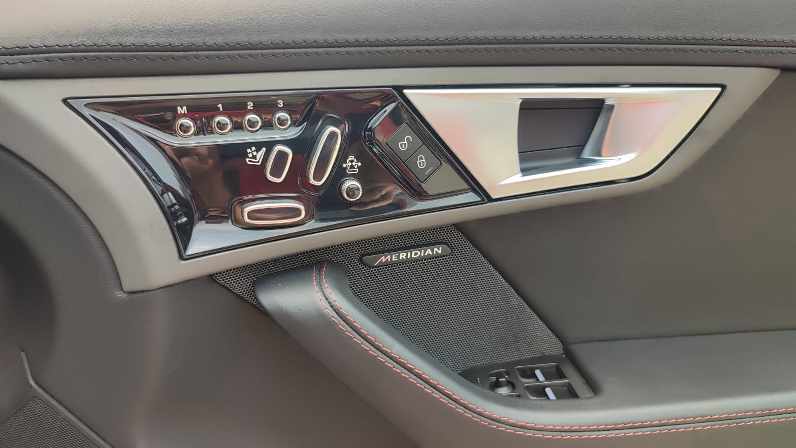 2015 Jaguar F-Type Coupe Coupe 3.0 L AT 2015 Jaguar F-Type Coupe Coupe 3.0 L AT