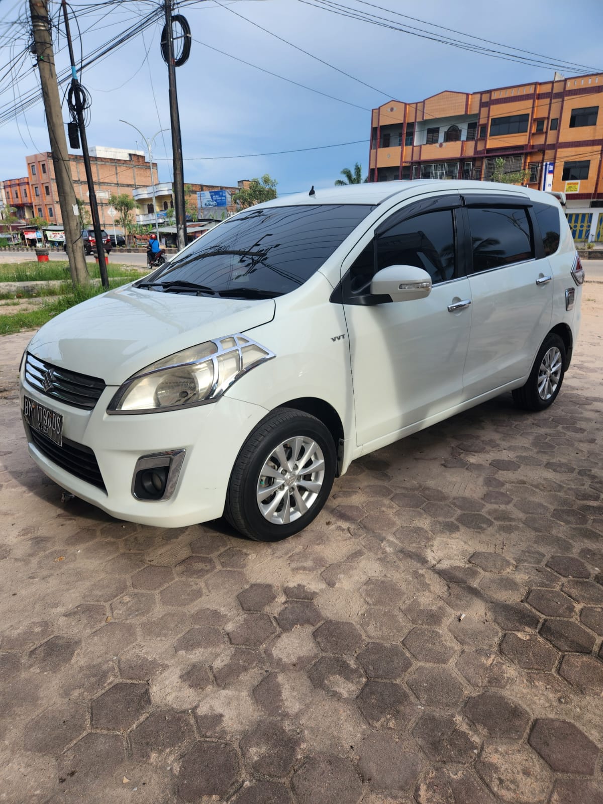 2013 Suzuki Ertiga  2013 Suzuki Ertiga