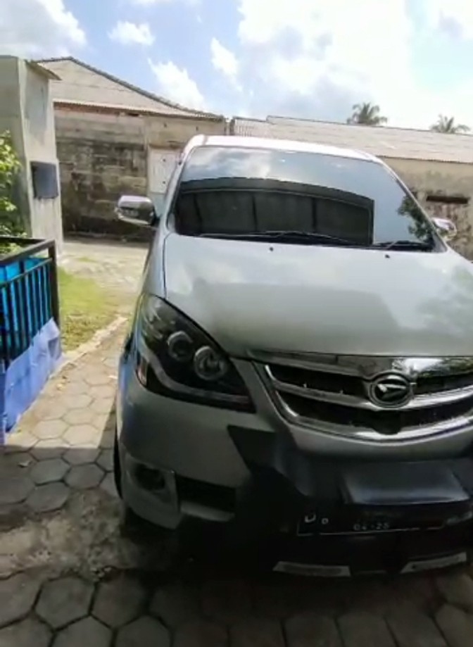 Second Hand 2010 Daihatsu Grand Xenia Second Hand 2010 Daihatsu Grand Xenia