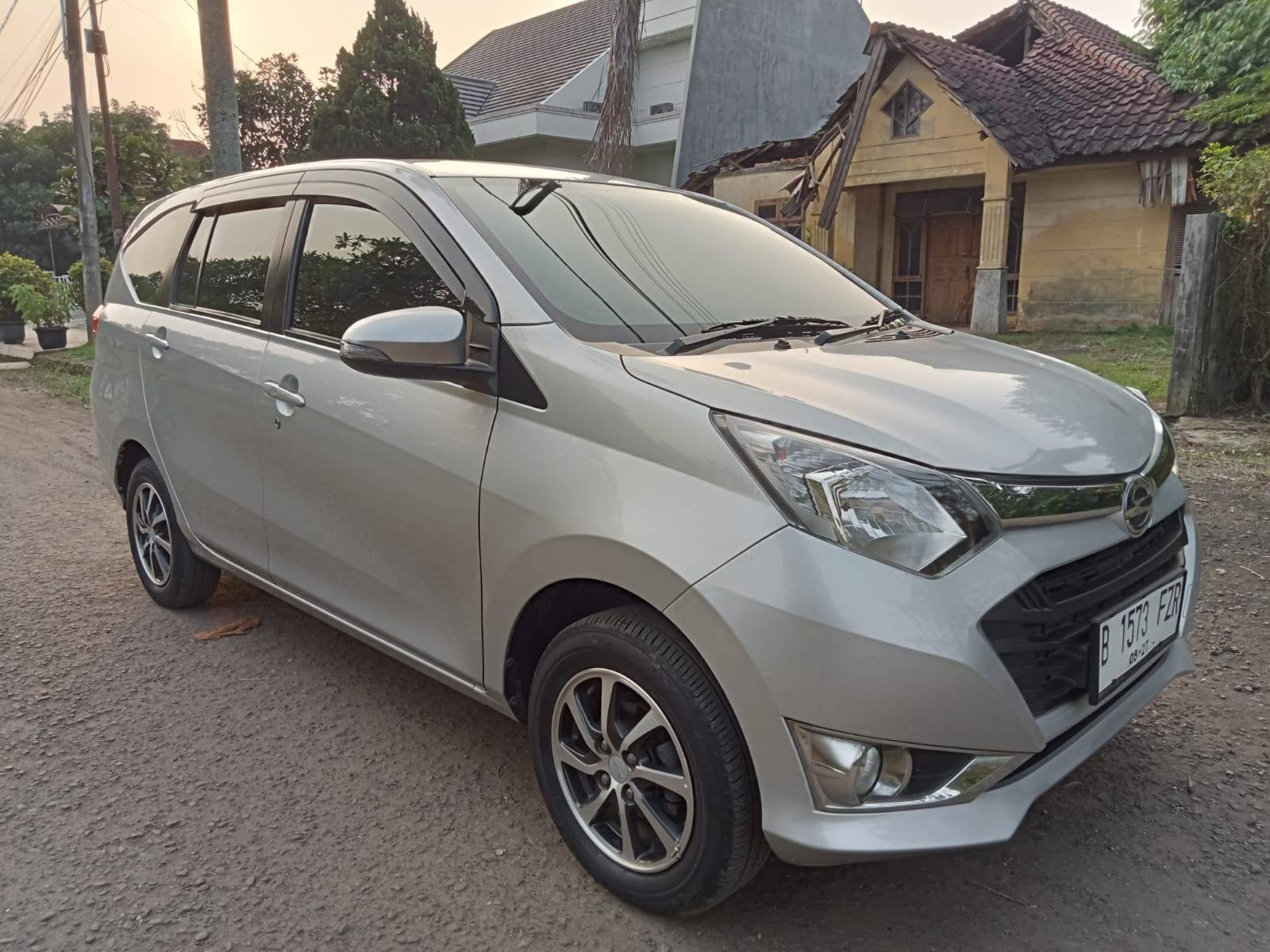 Old 2017 Daihatsu Sigra 1.2 R MT 1.2 R MT