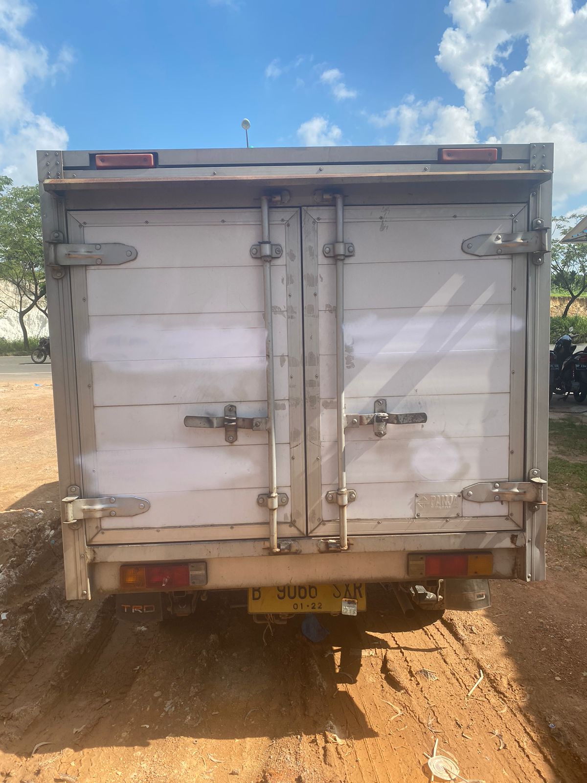 2011 Mitsubishi L300 2011 Mitsubishi L300