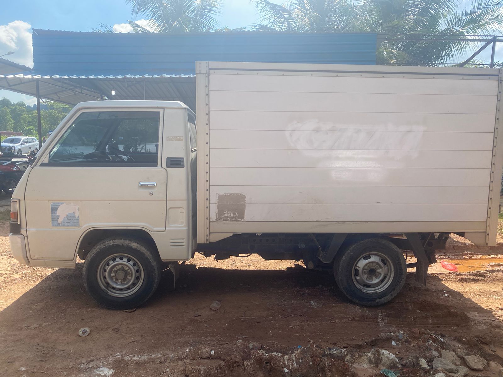 2011 Mitsubishi L300 2011 Mitsubishi L300