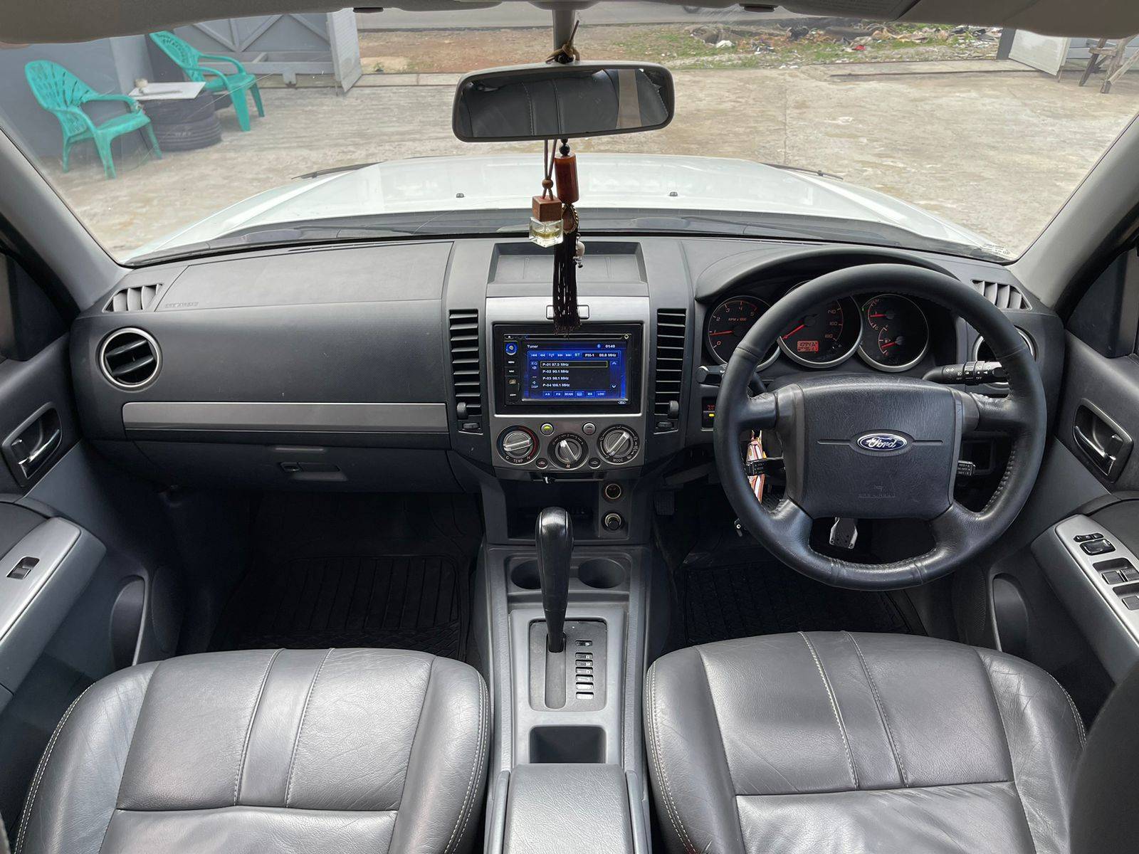 Dijual 2013 Ford Everest 2.5 L XLT 4X2 AT 2.5 L XLT 4X2 AT Bekas