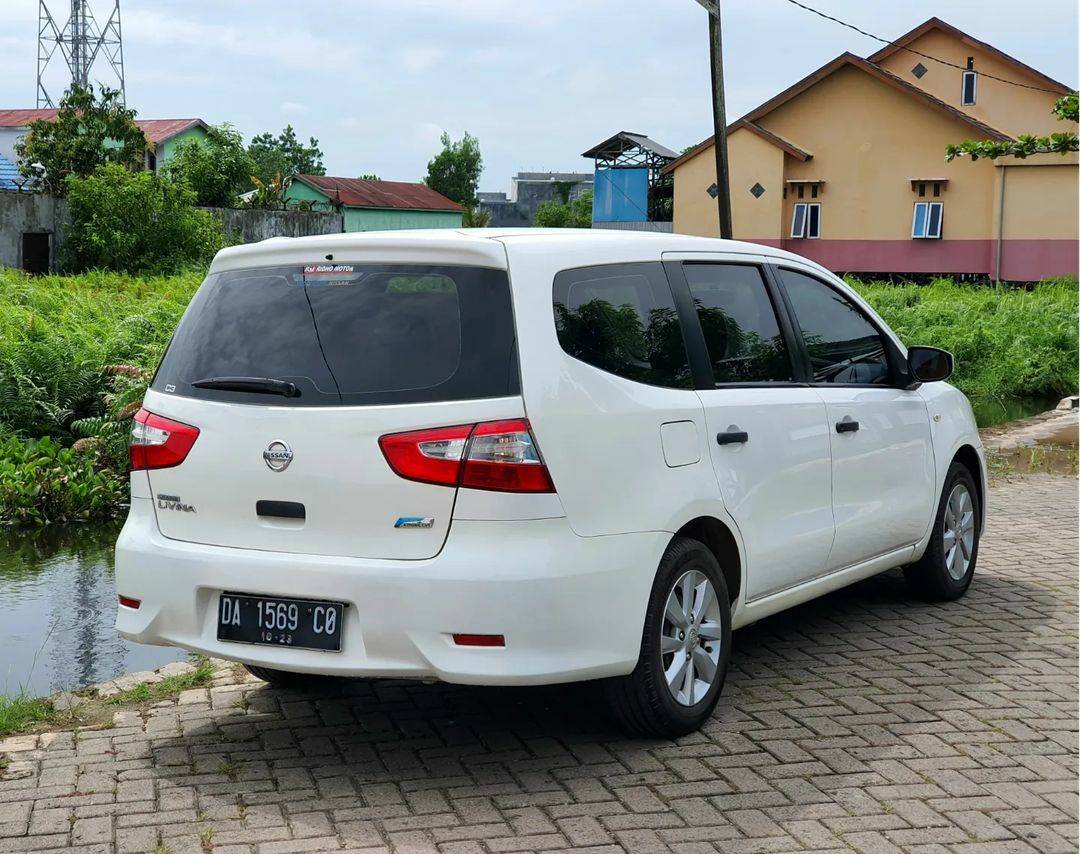 2013 Nissan Livina  XR 1.5 MT 2013 Nissan Livina  XR 1.5 MT