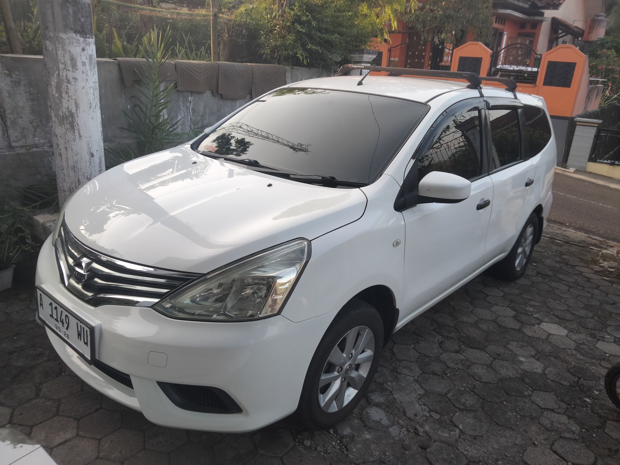 2013 Nissan Grand Livina 1.5 SV CVT Bekas 2013 Nissan Grand Livina 1.5 SV CVT Bekas