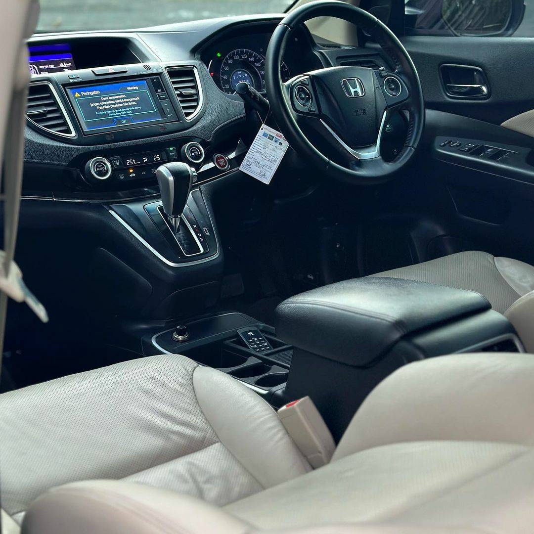 2015 Honda CRV 2.0L 4X2 AT 2015 Honda CRV 2.0L 4X2 AT