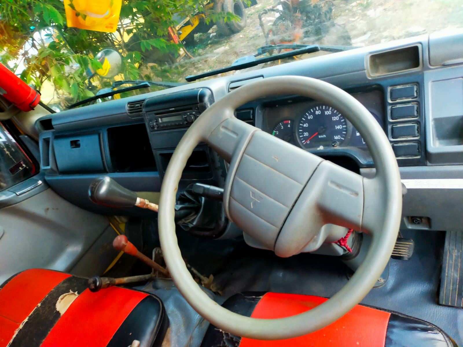 2013 Mitsubishi Colt L300 DIESEL 2.5 PU FLAT DECK 2013 Mitsubishi Colt L300 DIESEL 2.5 PU FLAT DECK