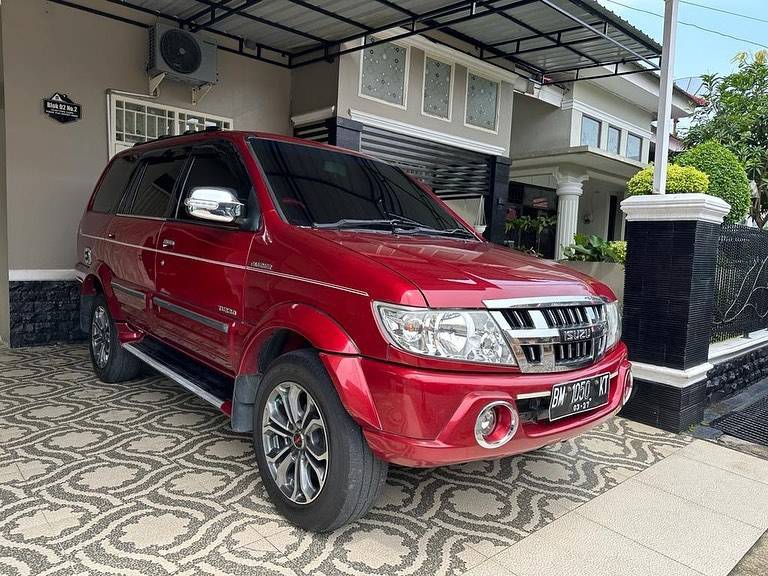 2012 Isuzu Panther 2012 Isuzu Panther