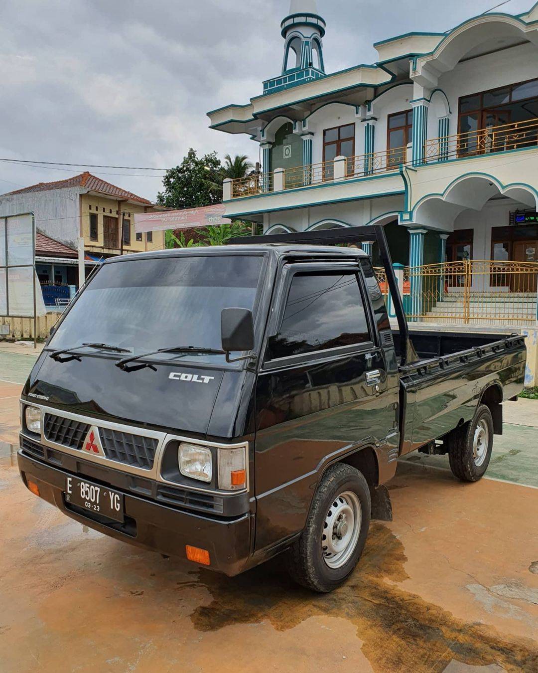 2013 Mitsubishi L300 2013 Mitsubishi L300