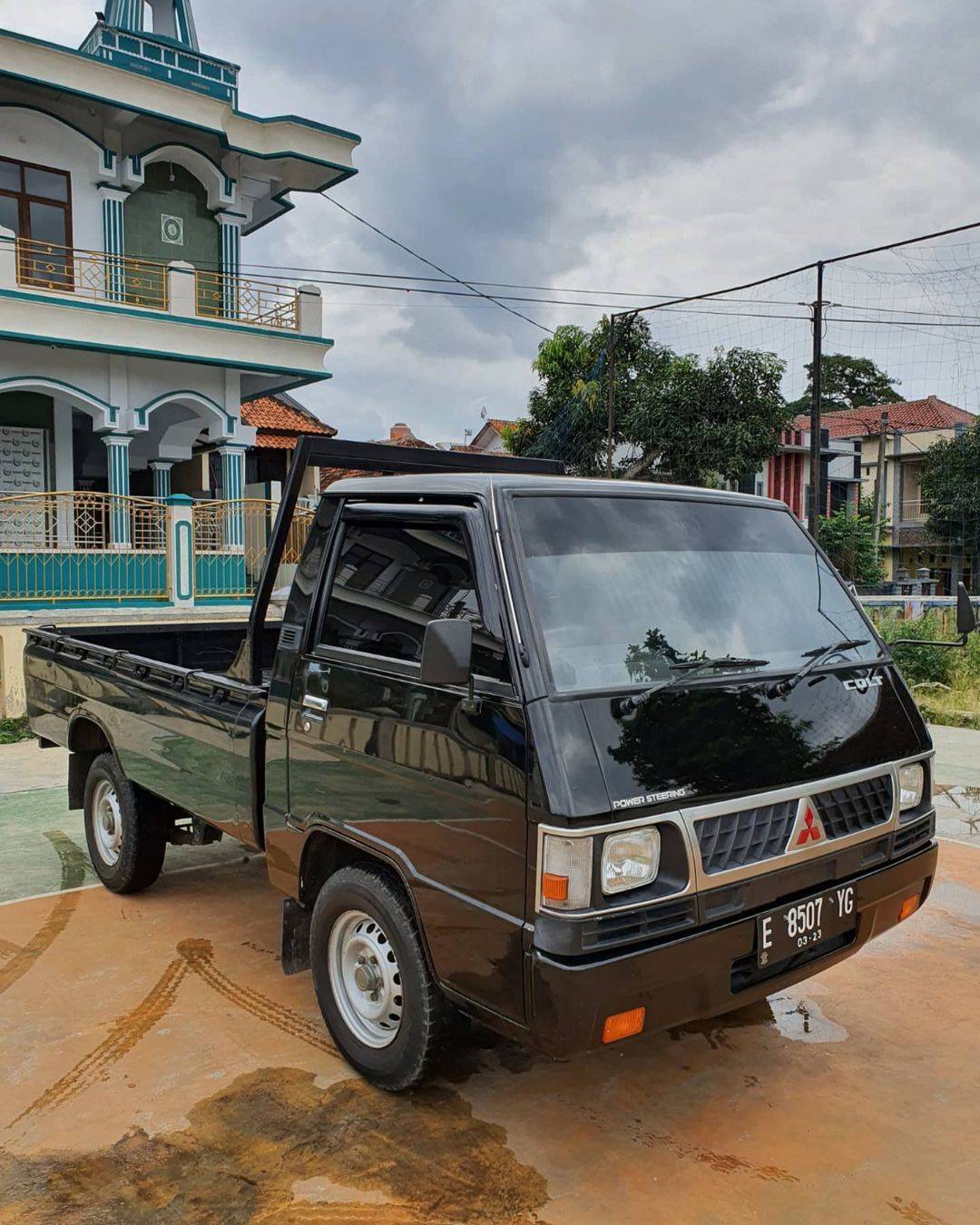 2013 Mitsubishi L300 2013 Mitsubishi L300