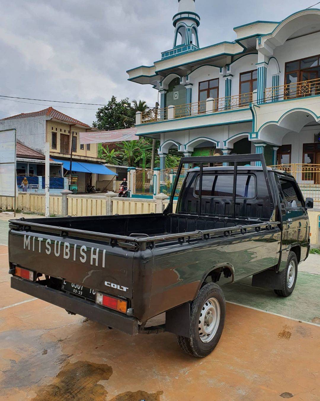 2013 Mitsubishi L300 2013 Mitsubishi L300