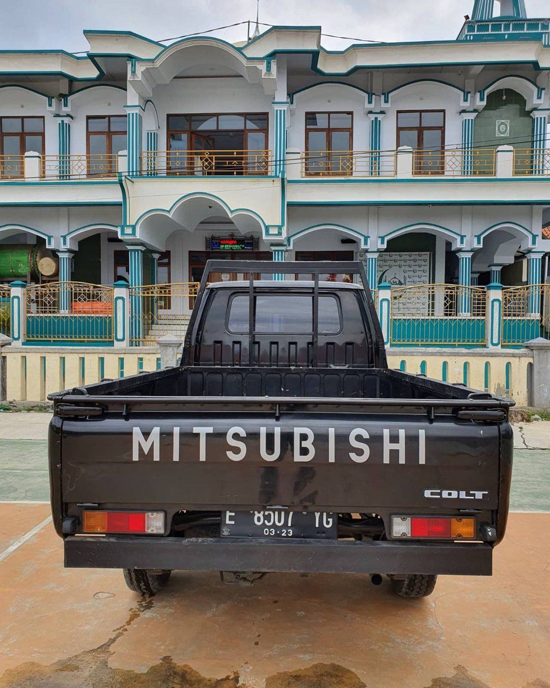 2013 Mitsubishi L300 2013 Mitsubishi L300