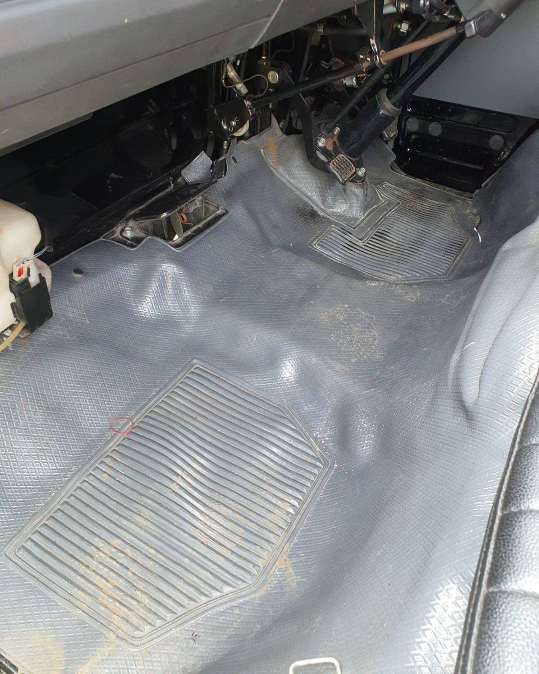 2013 Mitsubishi L300 2013 Mitsubishi L300