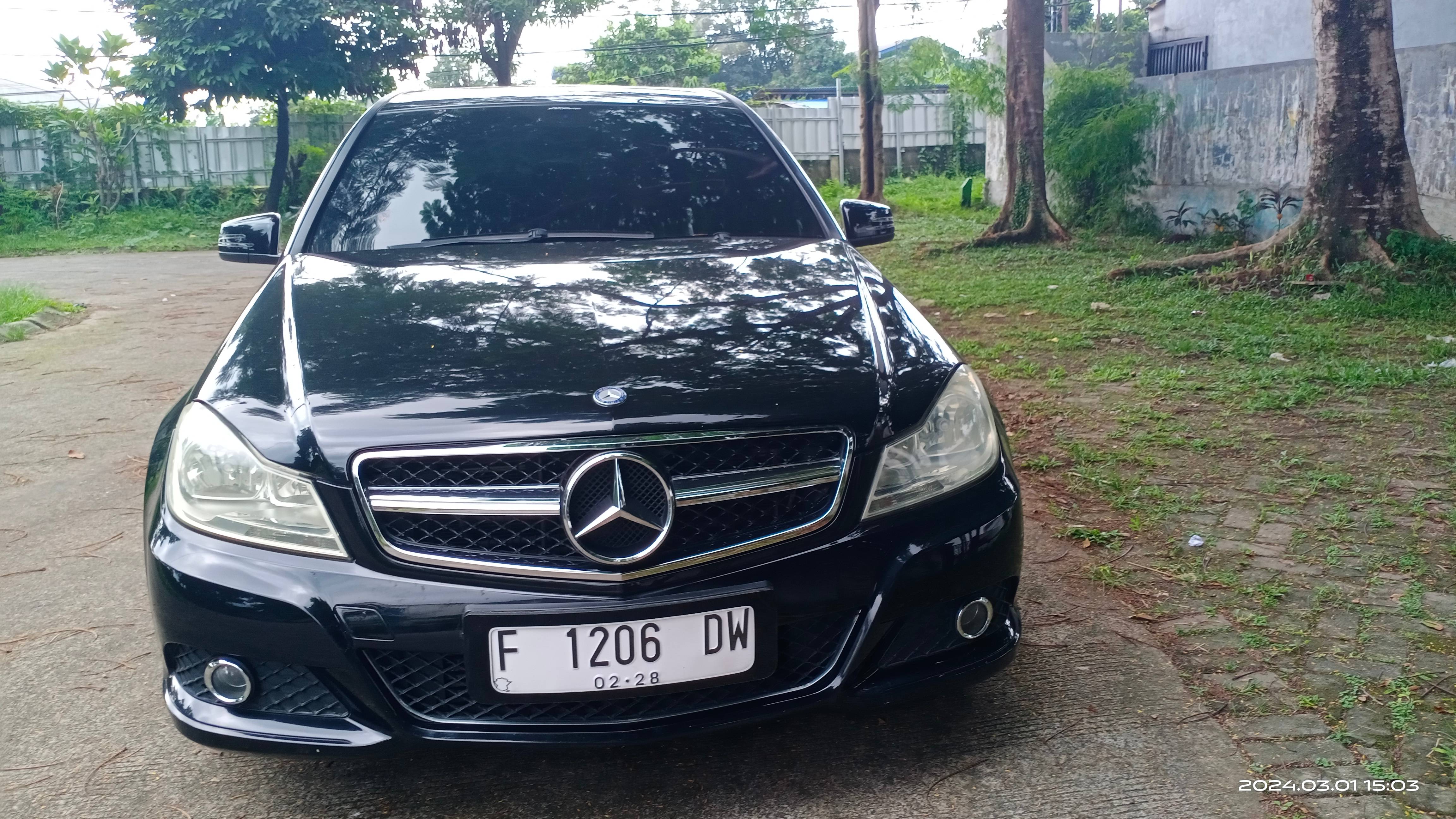 2011 Mercedes Benz C-Class Sedan Bekas 2011 Mercedes Benz C-Class Sedan Bekas