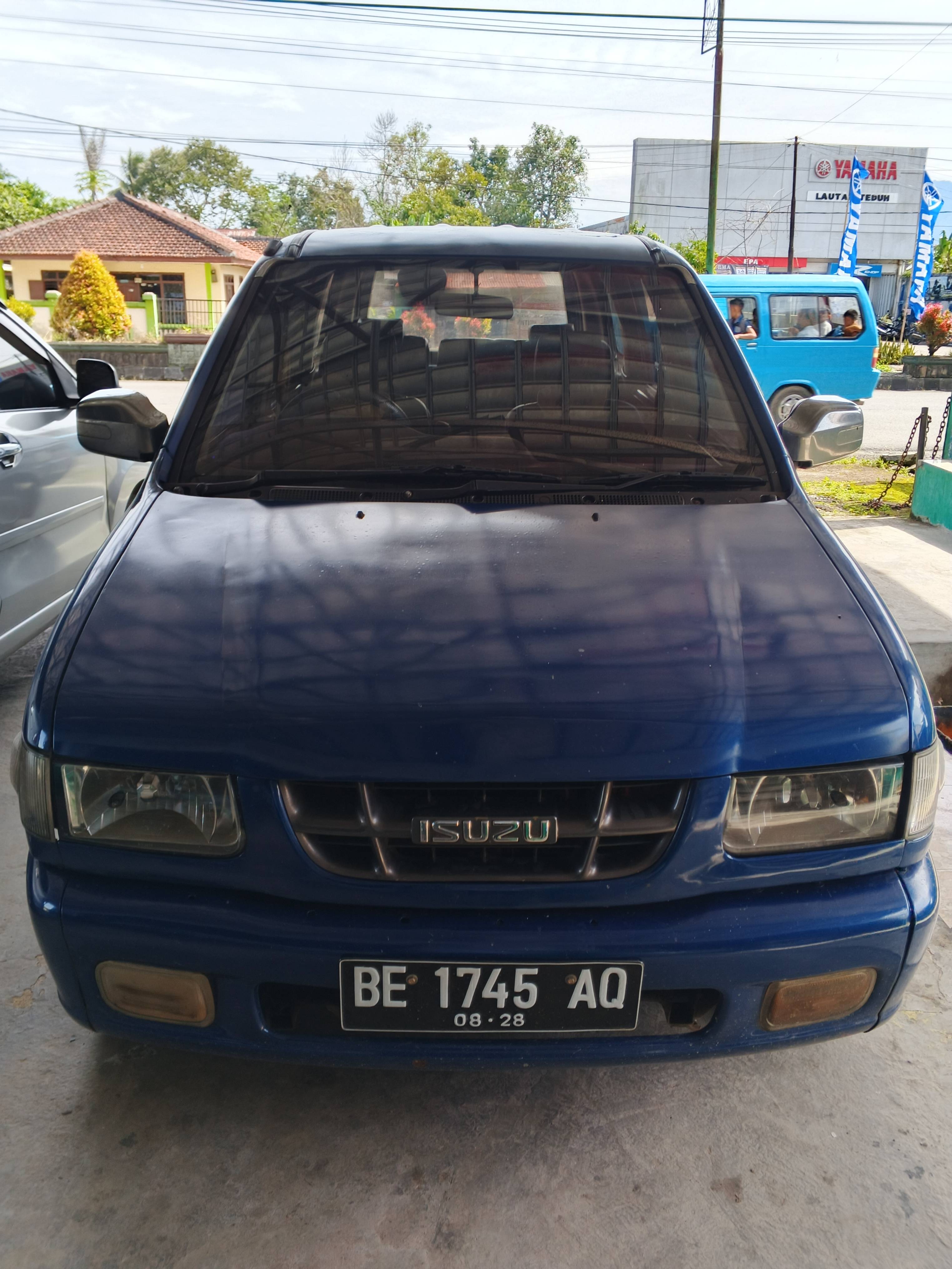 Second Hand 2003 Isuzu Panther LM 2.5L MT Second Hand 2003 Isuzu Panther LM 2.5L MT