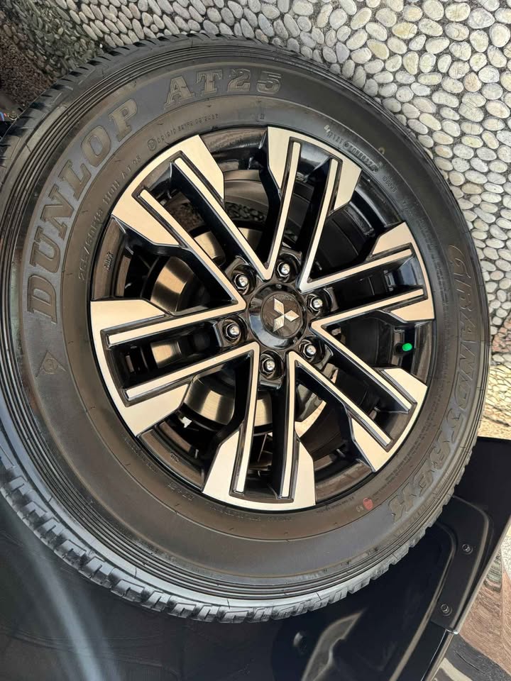 2022 Mitsubishi Pajero Sport Dakar AT 4x2 2022 Mitsubishi Pajero Sport Dakar AT 4x2