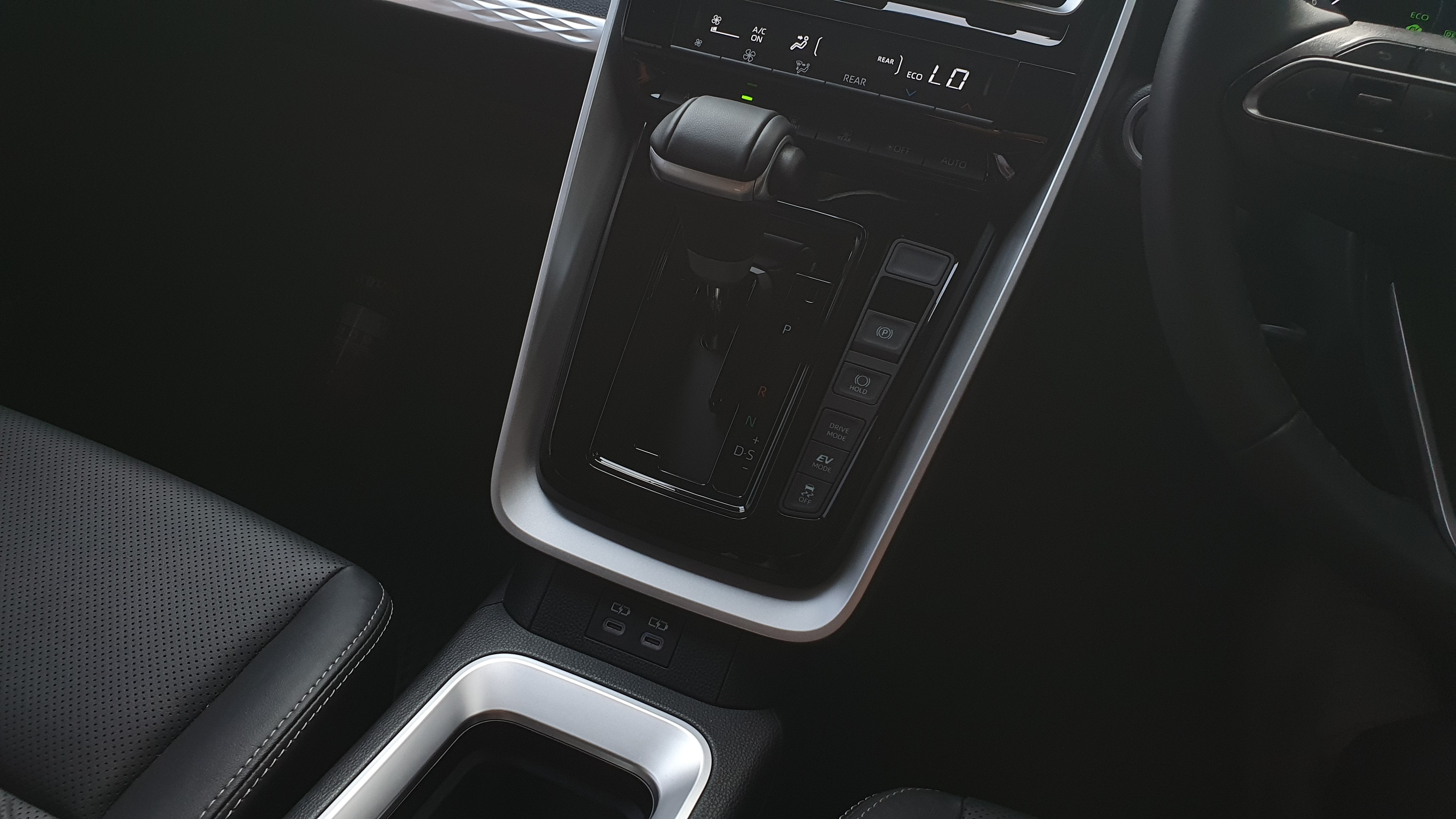 2023 Toyota Kijang Innova Zenix Hybrid EV 2023 Toyota Kijang Innova Zenix Hybrid EV