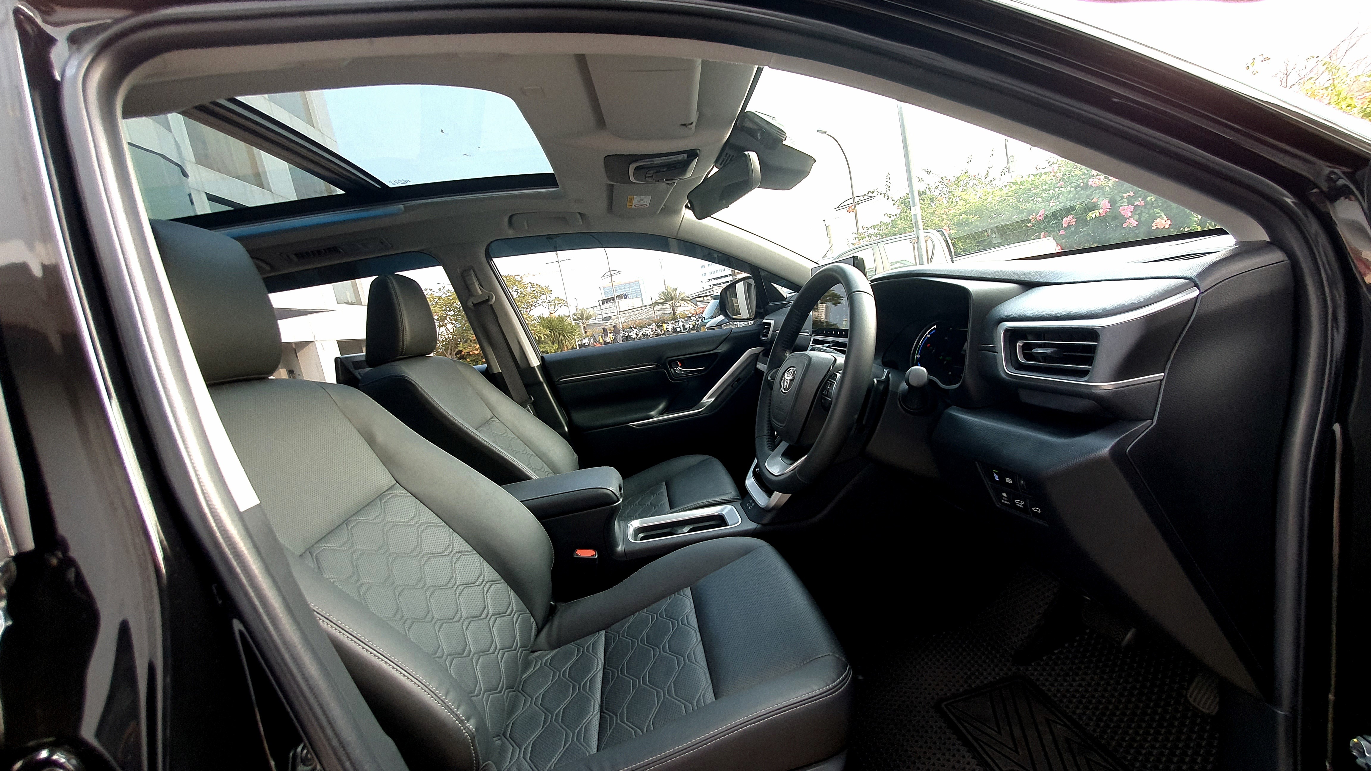 2023 Toyota Kijang Innova Zenix Hybrid EV 2023 Toyota Kijang Innova Zenix Hybrid EV