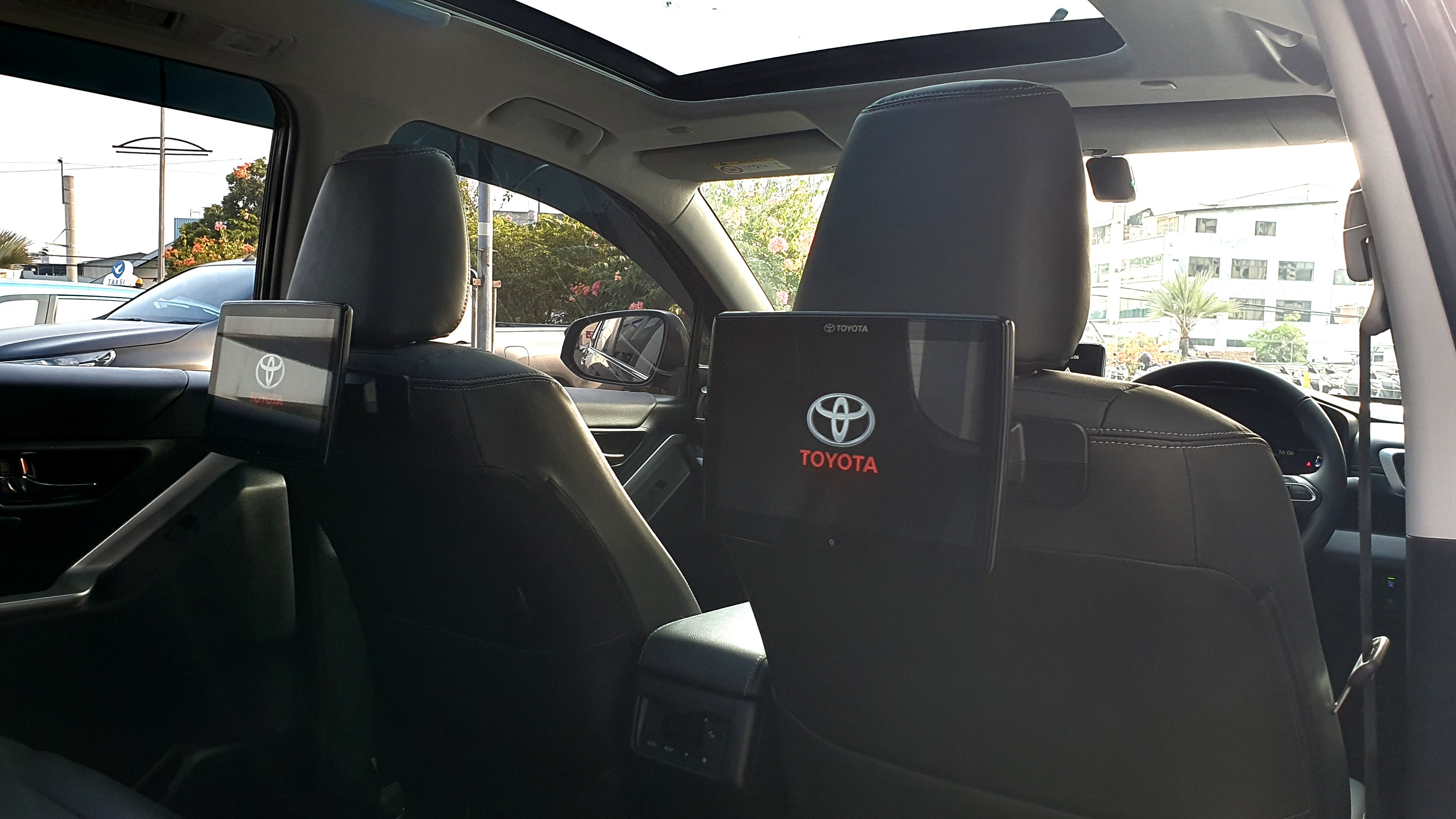 2023 Toyota Kijang Innova Zenix Hybrid EV 2023 Toyota Kijang Innova Zenix Hybrid EV