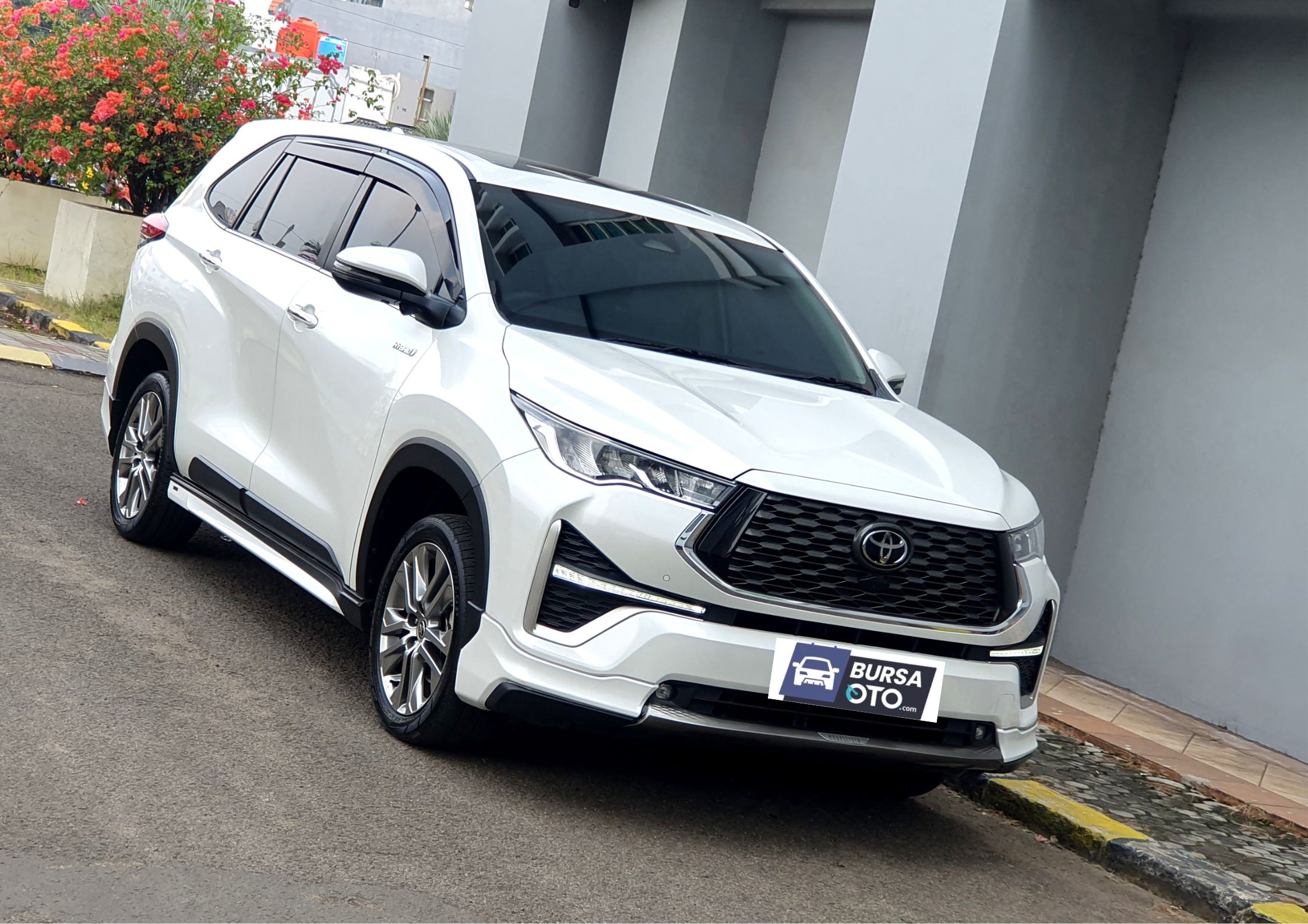 Second Hand 2023 Toyota Kijang Innova Zenix Hybrid EV Second Hand 2023 Toyota Kijang Innova Zenix Hybrid EV