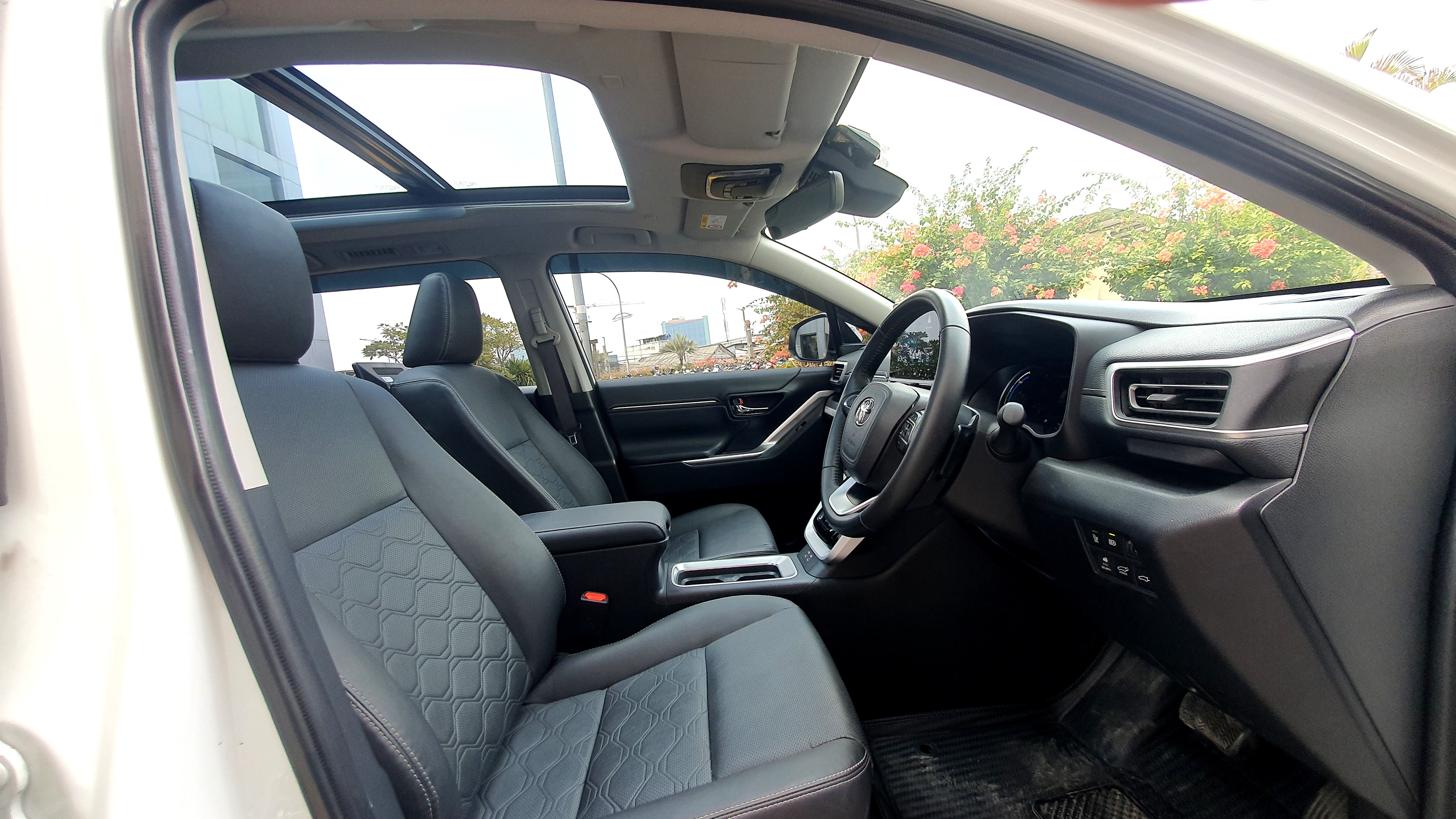 2023 Toyota Kijang Innova Zenix Hybrid EV 2023 Toyota Kijang Innova Zenix Hybrid EV