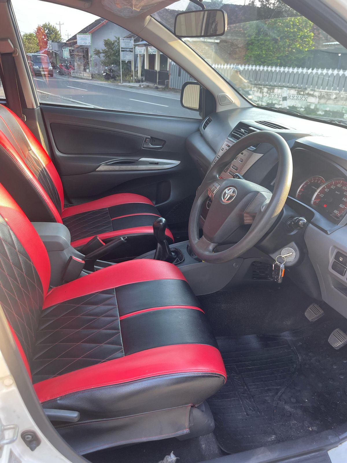 2012 Toyota Avanza Veloz  1.3 MT 2012 Toyota Avanza Veloz  1.3 MT