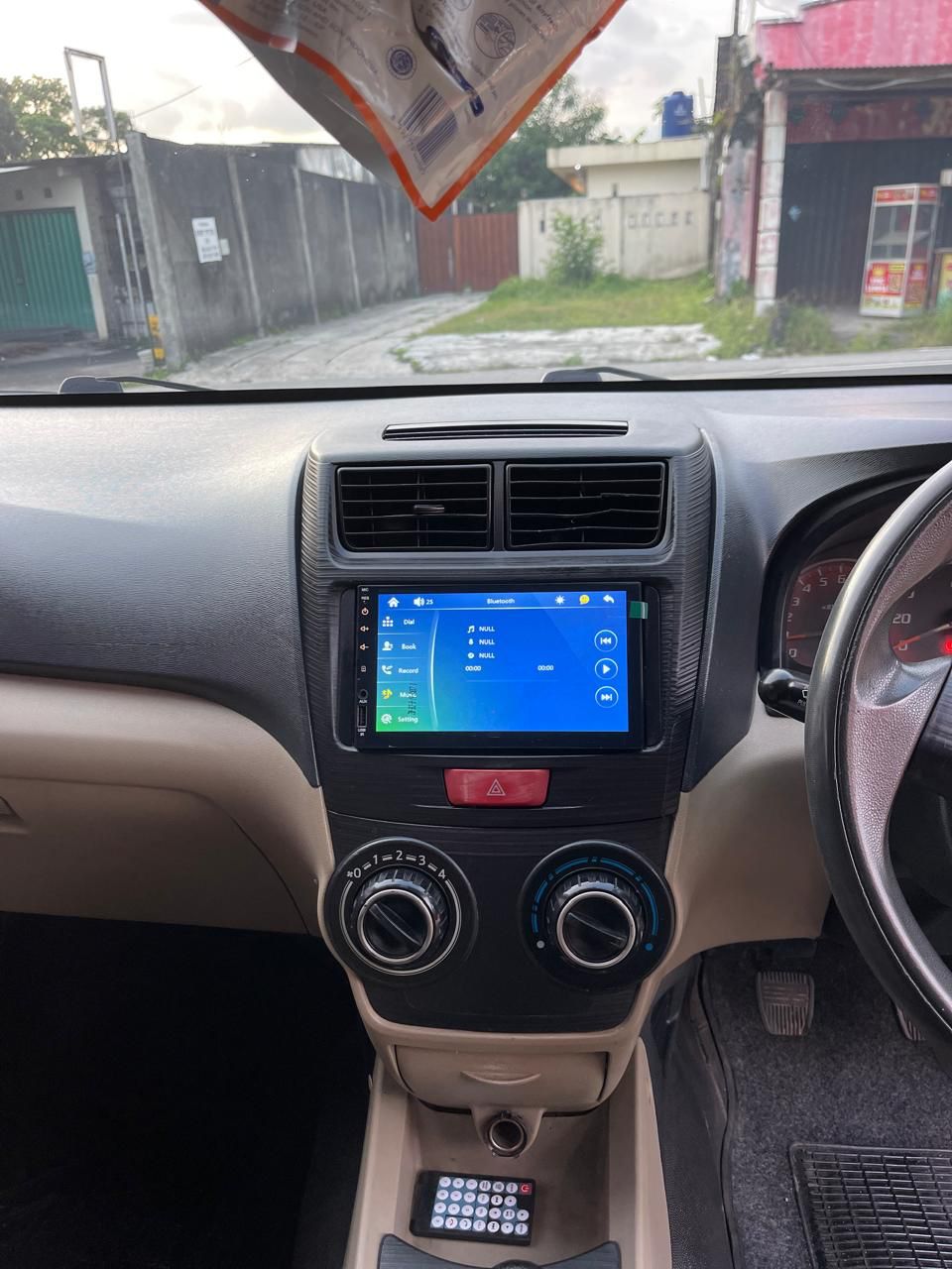 2014 Daihatsu Xenia  1.3 X MT 2014 Daihatsu Xenia  1.3 X MT