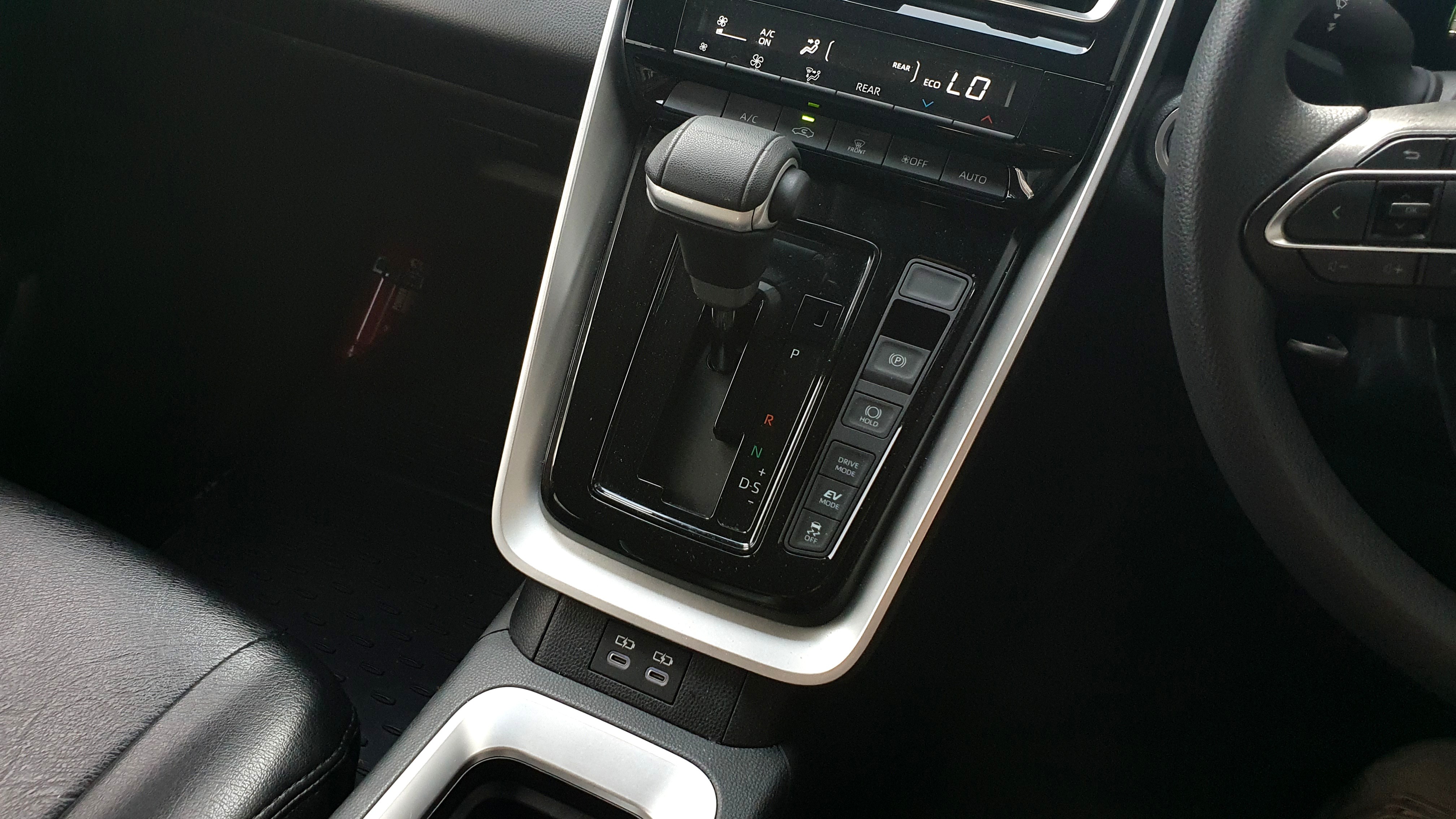 2024 Toyota Kijang Innova Zenix Hybrid EV 2024 Toyota Kijang Innova Zenix Hybrid EV