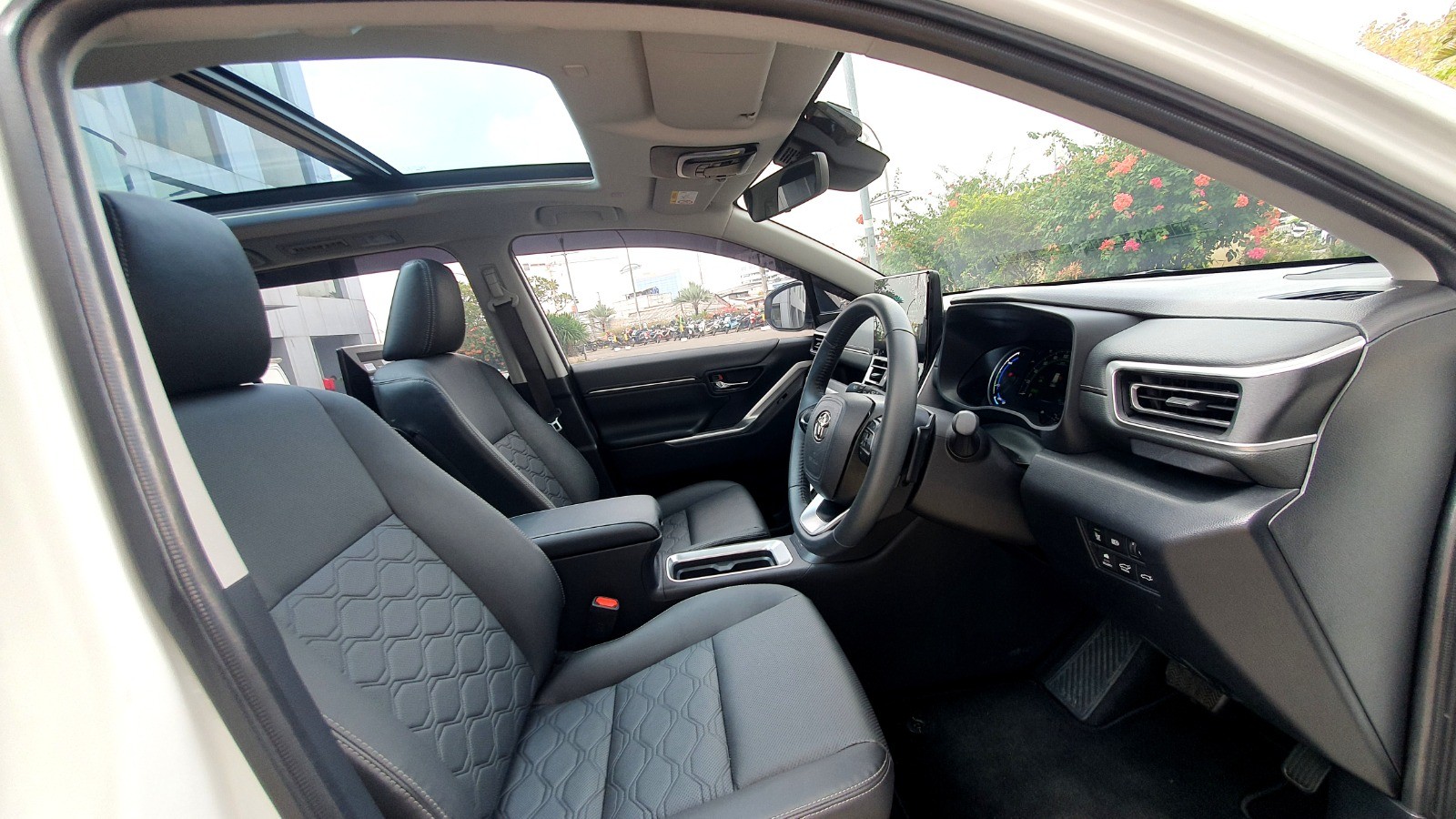 2024 Toyota Kijang Innova Zenix Hybrid EV 2024 Toyota Kijang Innova Zenix Hybrid EV