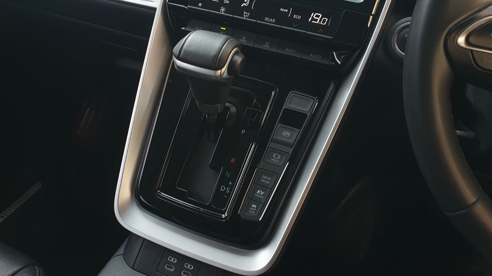 2023 Toyota Kijang Innova Zenix Hybrid EV 2023 Toyota Kijang Innova Zenix Hybrid EV